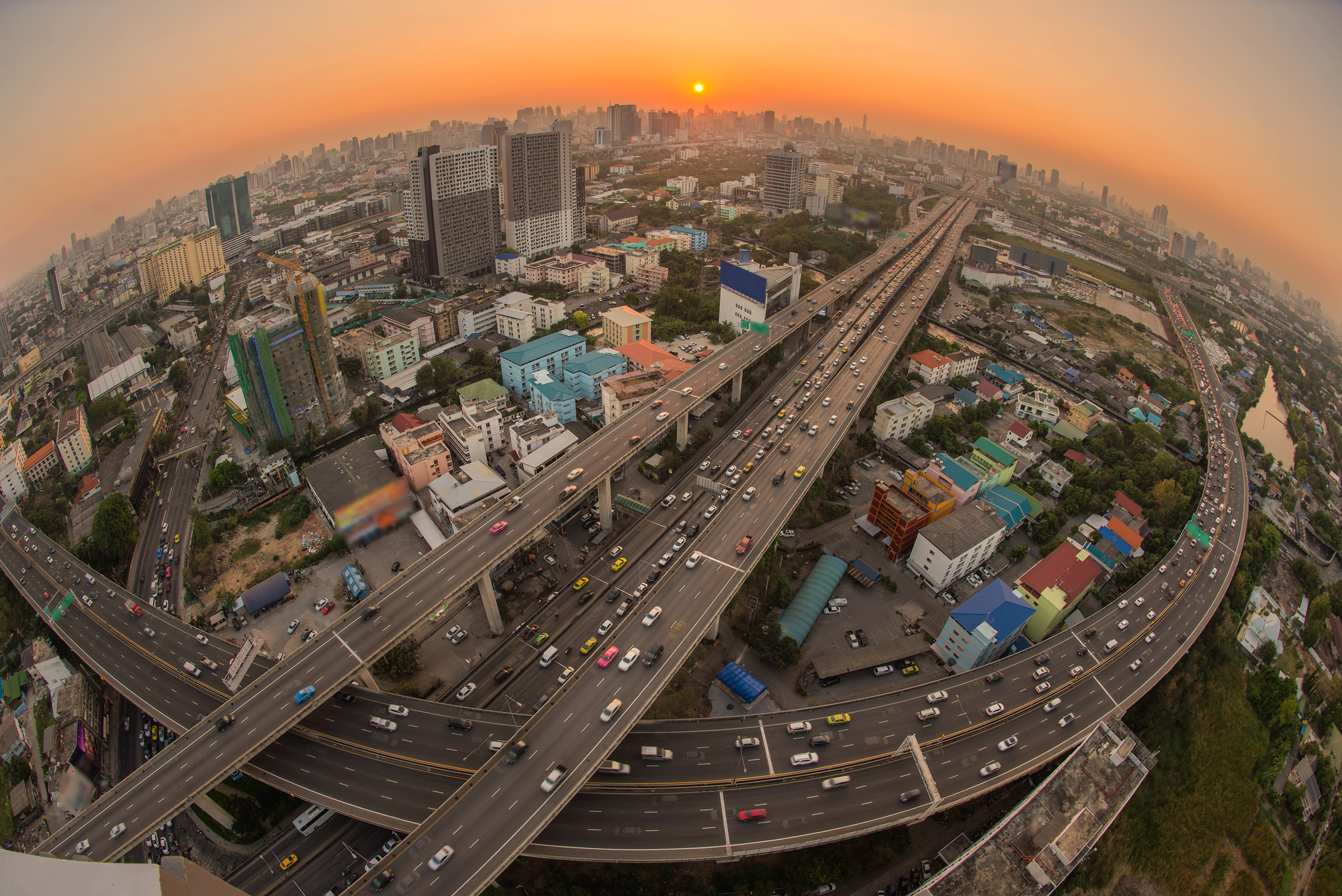 Coches circulando por autopistas