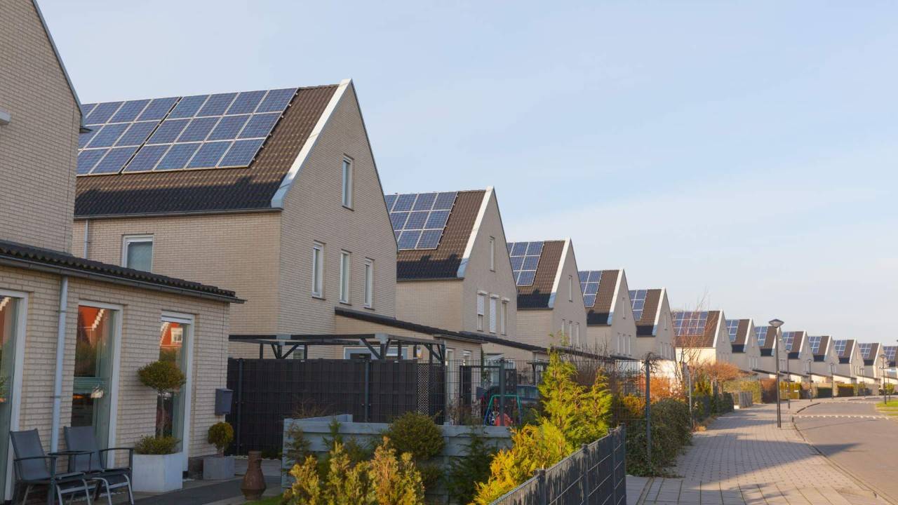 Urbanización con chalets y placas solares en los tejados