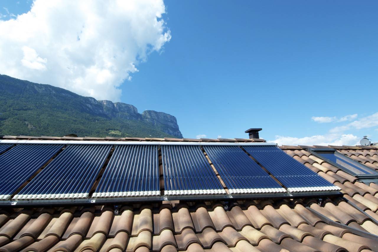 Placas solares en un tejado