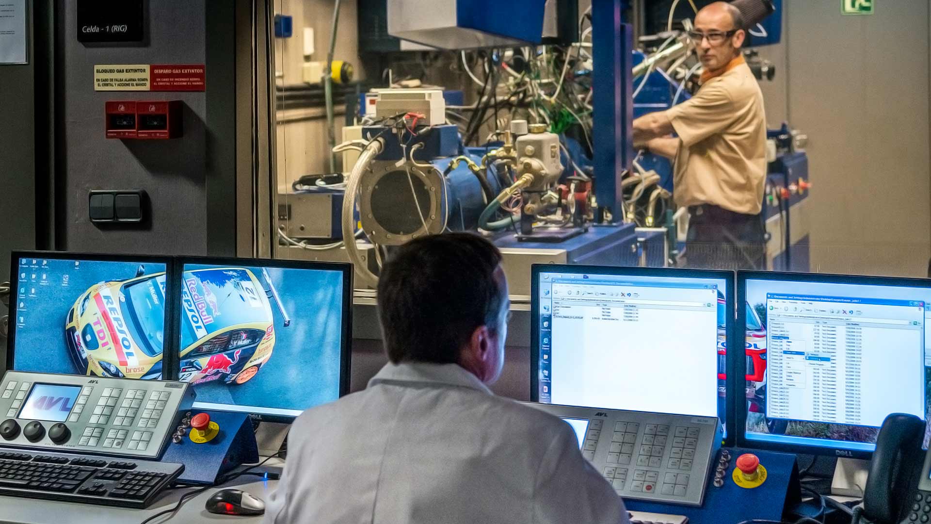 Investigadores en laboratorio de coche
