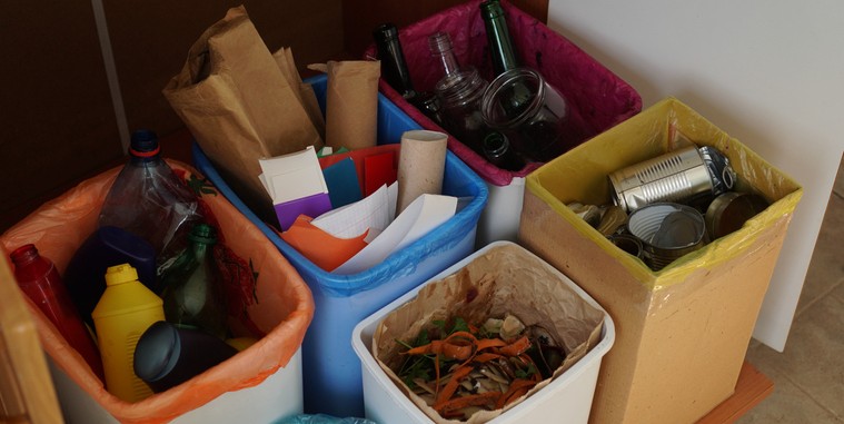 Reciclaje en casa Cubos de basura para reciclar